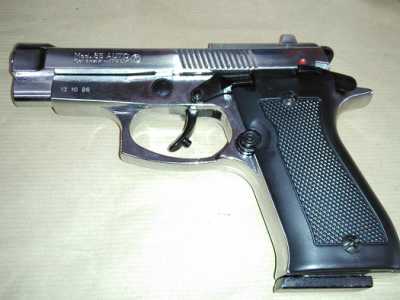 La Beretta 84 usata dalla Guardia di Finanza e dalla Polizia Municipale (riproduzione)